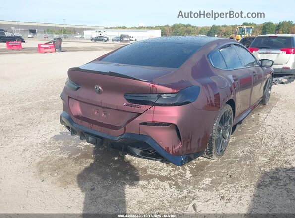WBAGV8C00NCJ67746 2022 BMW M8 Maroon Tył prawy