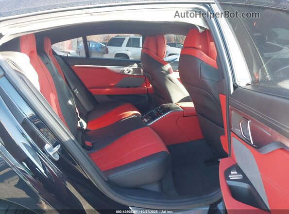 WBAGV8C02NCJ62659 2022 BMW M8 Black Vista de la etiqueta del VIN