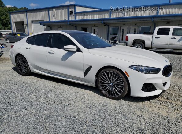 WBAGV8C05NCJ64468 2022 BMW M8 Белый Передняя правая четверть