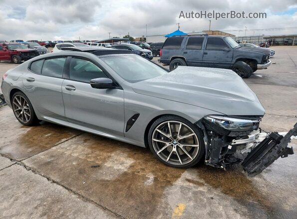 WBAGV8C06NCH21679 2022 BMW M8 Gray Delantero derecho