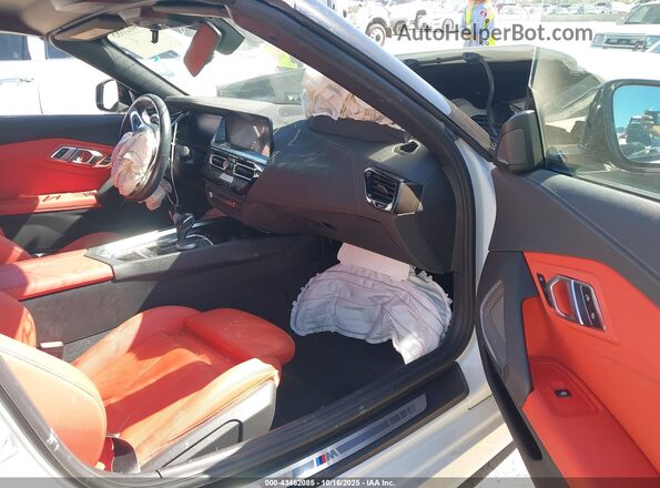WBAHF3C02PWY11687 2023 BMW Z4 White Vista interior delantera