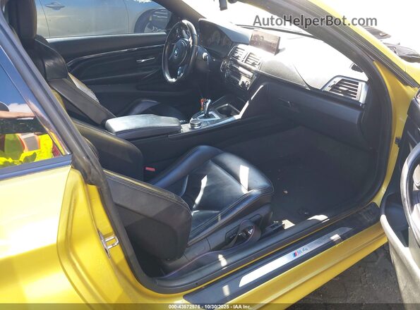 WBS3R9C36HA014349 2017 BMW M4 Yellow Widok wnętrza z przodu