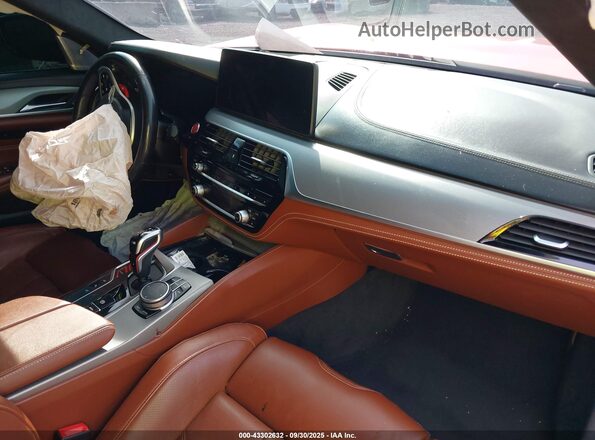 WBS83CH05MCF71418 2021 BMW M5 Orange Widok wnętrza z przodu