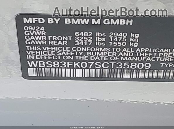 WBS83FK07SCT35809 2025 BMW M5 White Vista del compartimento del motor