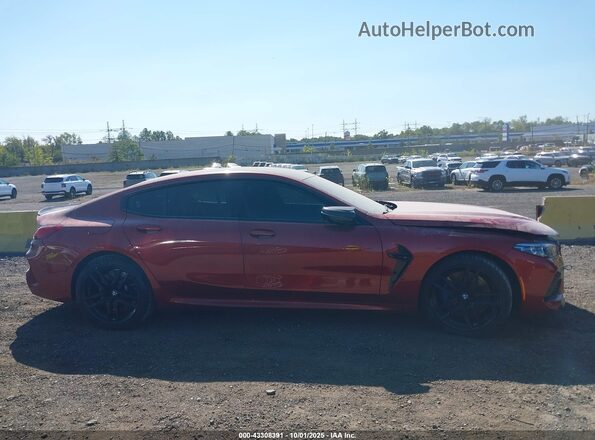 WBSGV0C00MCG30211 2021 BMW M8 Red Սալոնի հետևի տեսք