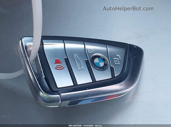 WBSGV0C08RCR49067 2024 BMW M8 Gray Vista del salpicadero