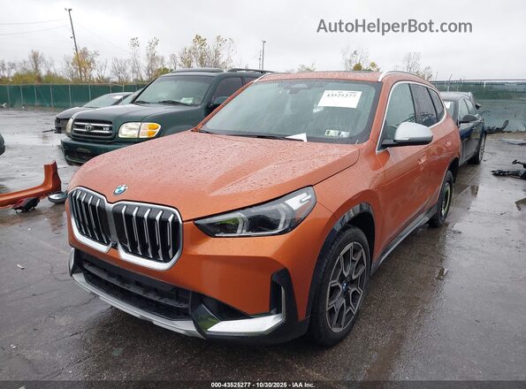 WBX73EF00R5017703 2024 BMW X1 Orange Vista tres cuartos delantera izquierda