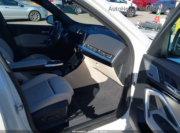 WBX73EF06S5344404 2025 BMW X1 White Front interior view