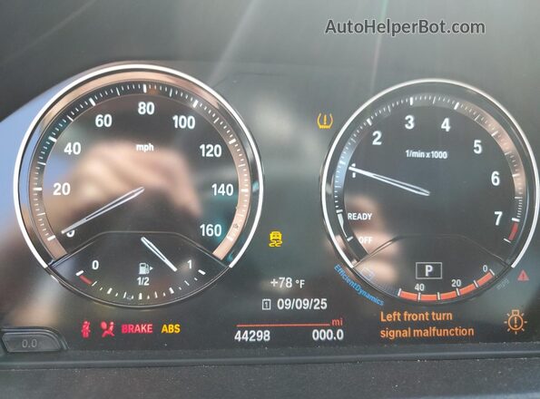WBXHT3C32J5L30957 2018 BMW X1 White 