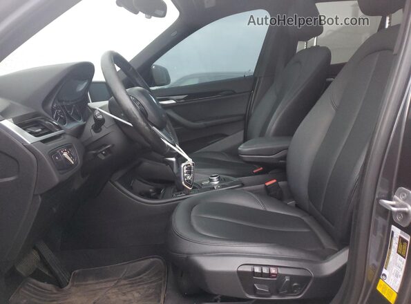 WBXHU7C33HP924704 2017 BMW X1 Gray Widok wnętrza z przodu