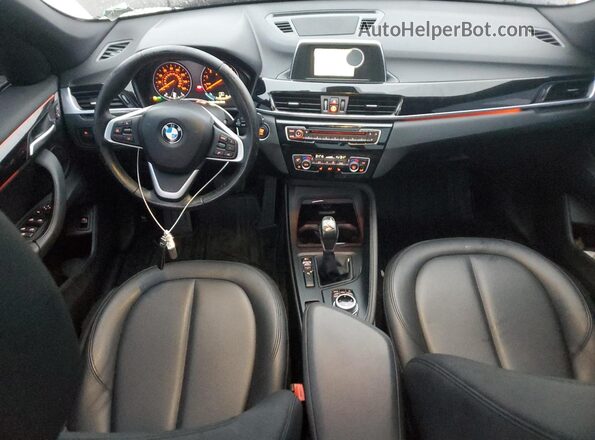 WBXHU7C33HP924704 2017 BMW X1 Gray Widok deski rozdzielczej