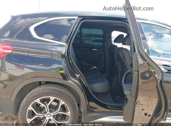 WBXJG7C01L5R71958 2020 BMW X1 Black Widok naklejki z numerem VIN