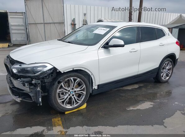 WBXYH9C06L5P44417 2020 BMW X2 White წინა მარცხენა ხედი სამი მეოთხედიდან
