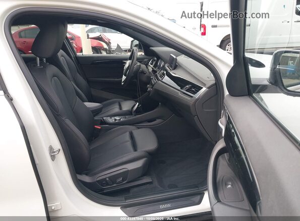 WBXYH9C06L5P44417 2020 BMW X2 White წინა სალონის ხედი
