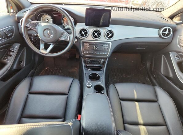 WDCTG4GB8HJ354632 2017 MERCEDES-BENZ GLA Silver Widok deski rozdzielczej