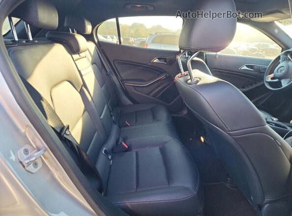 WDCTG4GB8HJ354632 2017 MERCEDES-BENZ GLA Silver Widok wnętrza z tyłu