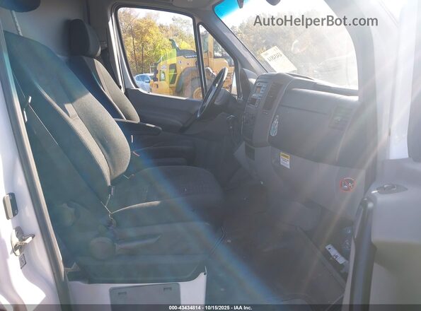 WDYPE8CD4HP542173 2017 FREIGHTLINER SPRINTER 2500 White Սալոնի դիմացի տեսք