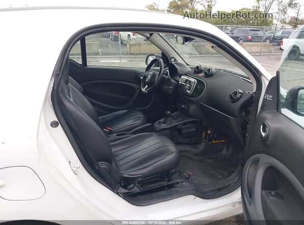 WMEFJ5DA1GK061316 2016 SMART FORTWO Белый Вид салона спереди