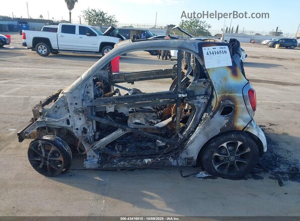 WMEFJ5DA4GK070396 2016 SMART FORTWO Серебряный Вид задней части салона