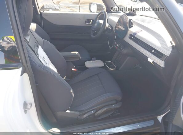 WMW13GD00S2W45606 2025 MINI HARDTOP White Front interior view