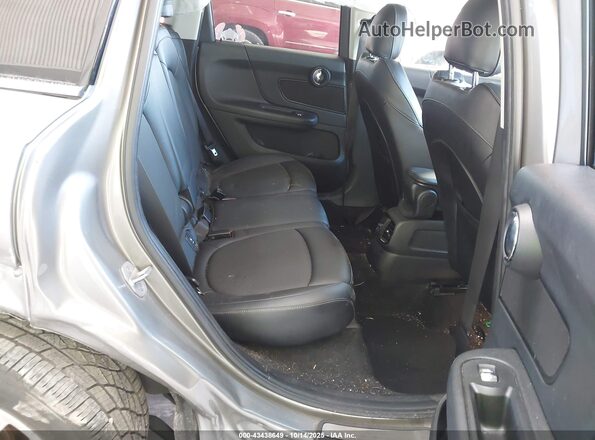 WMZYV5C38J3E02830 2018 MINI COUNTRYMAN Beige Widok naklejki z numerem VIN