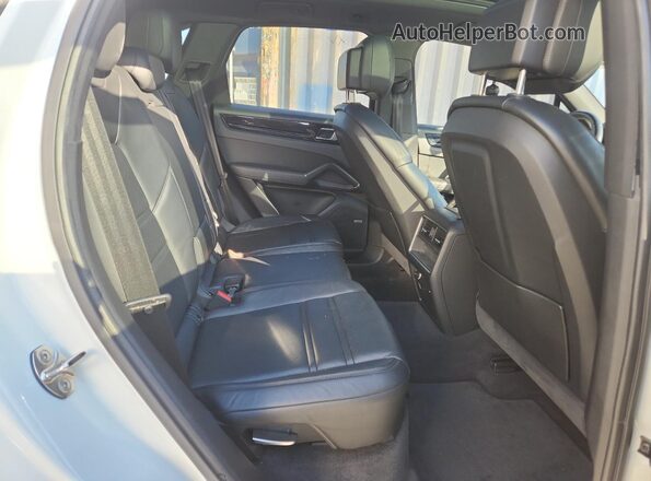 WP1AA2AY7LDA06911 2020 PORSCHE CAYENNE White Widok wnętrza z tyłu