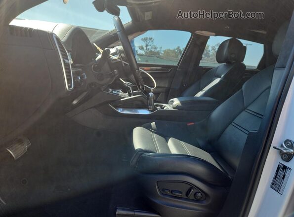 WP1AF2AY6NDA44506 2022 PORSCHE CAYENNE Белый Вид салона спереди