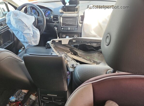 WVGEF7BP2HD005689 2017 VOLKSWAGEN TOUAREG Белый Вид панели приборов