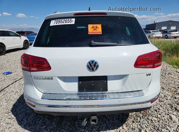 WVGEF7BP2HD005689 2017 VOLKSWAGEN TOUAREG Белый Вид сзади