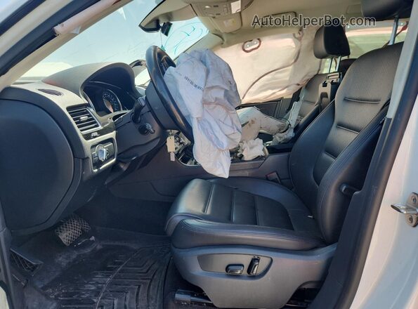 WVGEF7BP2HD005689 2017 VOLKSWAGEN TOUAREG Белый Вид салона спереди