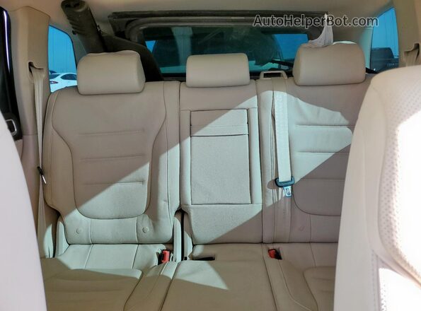 WVGEF9BP2GD011101 2016 VOLKSWAGEN TOUAREG White Vista de los asientos traseros