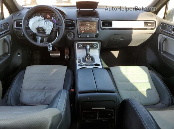 WVGRF7BP7HD005348 2017 VOLKSWAGEN TOUAREG Черный Вид панели приборов