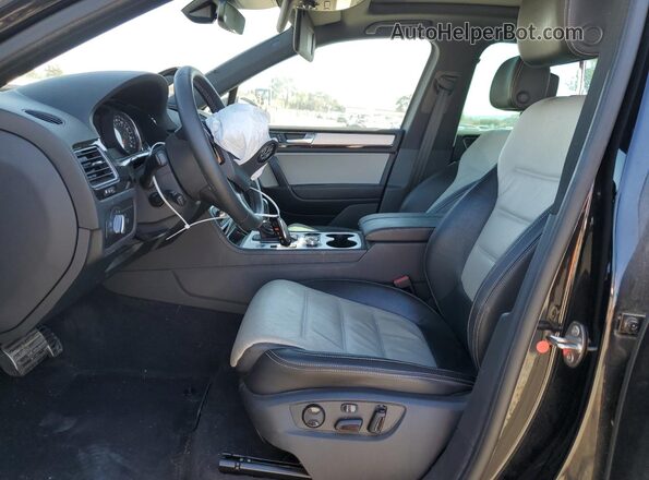WVGRF7BP7HD005348 2017 VOLKSWAGEN TOUAREG Черный Вид салона спереди