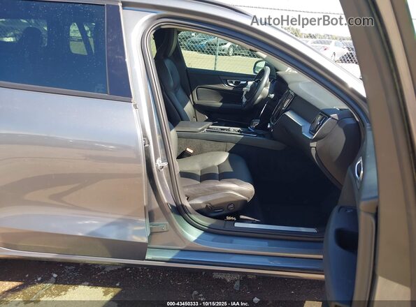 YV1102EK0L2352850 2020 VOLVO V60 Gray Front interior view