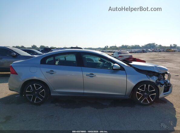 YV126MFL9H2425498 2017 VOLVO S60 Silver Սալոնի հետևի տեսք