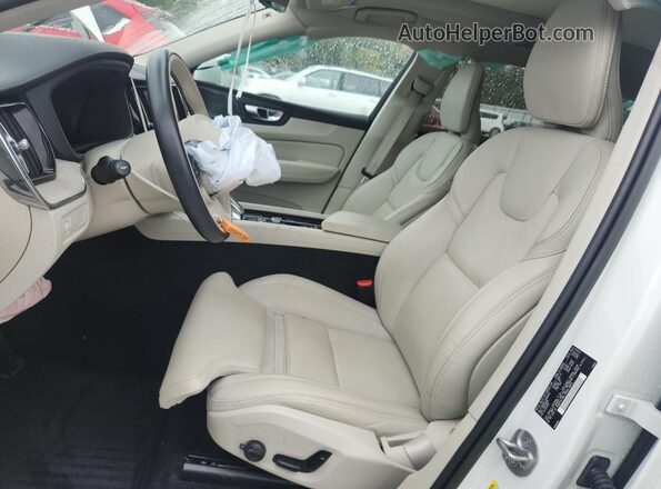 YV4062RL4N1083910 2022 VOLVO XC60 White Front interior view