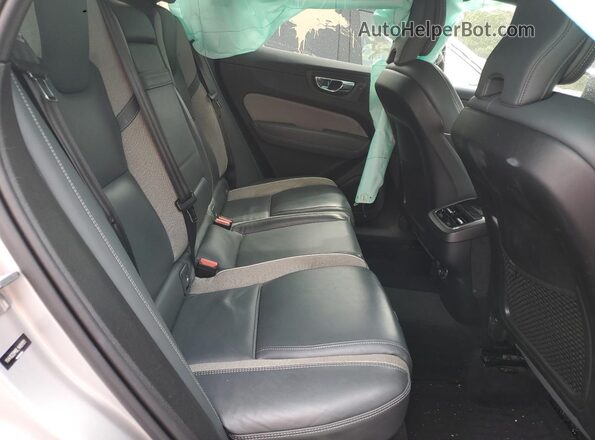 YV4102DM8L1489191 2020 VOLVO XC60 Silver Սալոնի հետևի տեսք