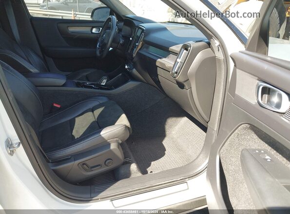 YV4162UM1M2404976 2021 VOLVO XC40 White Vista interior delantera