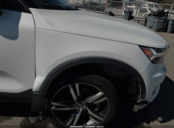 YV4162UM1M2404976 2021 VOLVO XC40 White Vista frontal