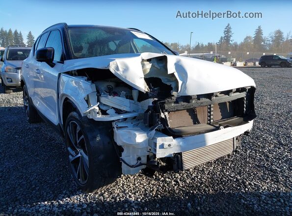 YV4162UM2M2573047 2021 VOLVO XC40 White Vista frontal