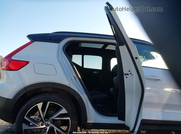 YV4162UM2M2573047 2021 VOLVO XC40 White Vista de la etiqueta del VIN