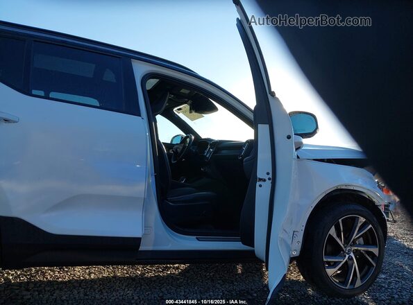 YV4162UM2M2573047 2021 VOLVO XC40 White Vista interior delantera