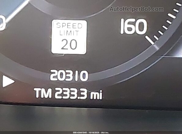 YV4162UM2M2573047 2021 VOLVO XC40 White 