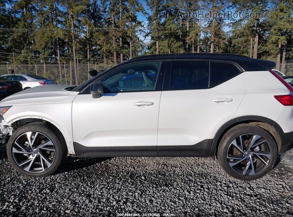 YV4162UM2M2573047 2021 VOLVO XC40 White 