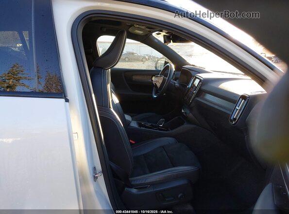 YV4162UM2M2573047 2021 VOLVO XC40 White 