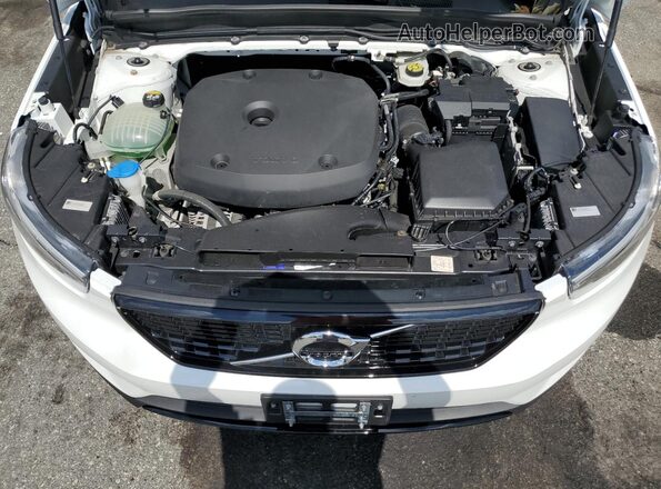 YV4162UM3M2405076 2021 VOLVO XC40 White Vista del compartimento del motor