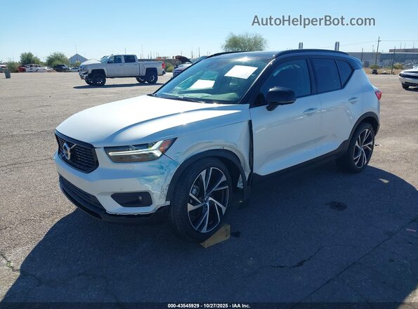 YV4162UM4N2676567 2022 VOLVO XC40 Белый Передняя левая четверть