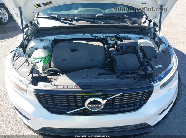 YV4162UM4N2676567 2022 VOLVO XC40 Белый Вид сзади