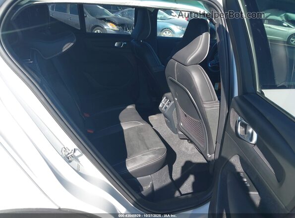 YV4162UM4N2676567 2022 VOLVO XC40 Белый Вид наклейки с VIN-кодом