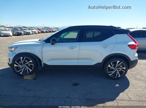 YV4162UM4N2676567 2022 VOLVO XC40 Белый Панорамный вид салона 360°